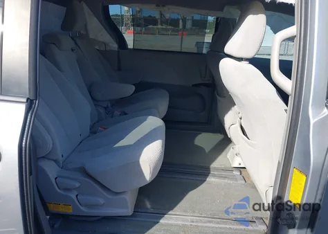 2014 Toyota Sienna Le V6 8 Passenger z USA, uszkodzony, nr VIN 5TDKK3DC4ES465622